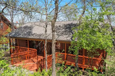 Image de Romantic Studio Cabin with Fireplace & Wooded Deck