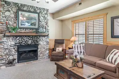 Image de Spacious, Luxury 2br+Loft Cabin with Fireplace & Balcony - Close to Entertainment!