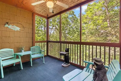 Image de Take it Easy - Walk-in Cedar Log Cabin only Minutes from Branson Shows!