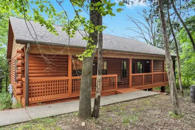 Image de Charming Walk-in Cabin for Two - Fireplace, Jacuzzi Tub, Walk-in Shower