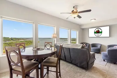 Image de Exquisite Lake View Condo with Balcony & Sunroom at The Majestic at Table Rock