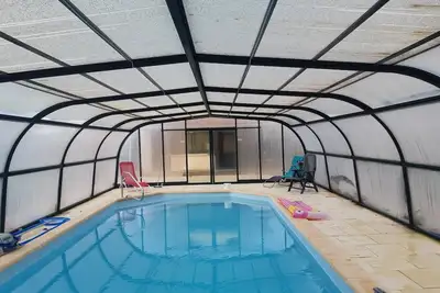 Image de petite maison de campagne avec piscine couverte et chauffée