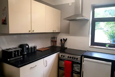 Image de Self Contained 4 Bed House with Off Street Parking