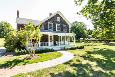 Image de Immaculate Shelter Island Farmhouse with Pool and Minutes to Beach