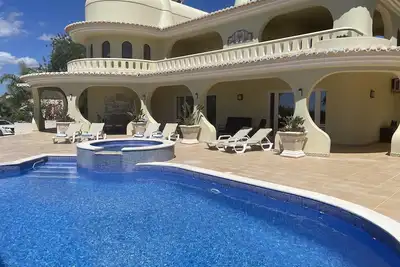 Image de Luxury villa, private heated pool & gardens with amazing sea view over Vilamoura