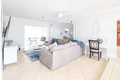 Image de Modern Home with Brand New Pool 5/3 plus playground! ! !
