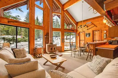 Image de Delightful, family-friendly A-frame cabin w/ a pool table, foosball, & more
