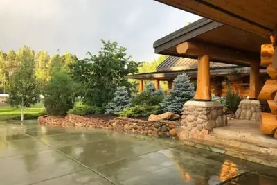 Image de Renowned Legacy Lodge located in National Forest