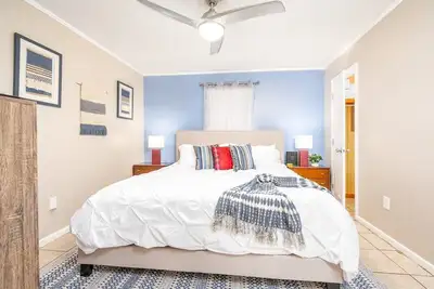 Image de By Downtown | Wfh👩‍💻 | 55\" Tv |King 🛏 | Free🅿️ |Pets✅