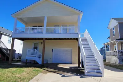 Image de Pet Friendly Home with Private Tiki Bar - 3-minute drive to the beach!