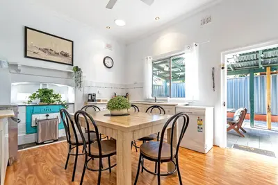 Image de 100 Year Old Cottage walking distance from Shops and Cafes.