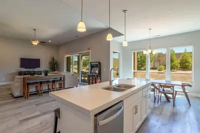 Image de Red Sands: Open Living & Resort Amenities