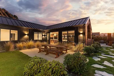 Image de Stylish Arrowtown Home-fabulous location + comfort