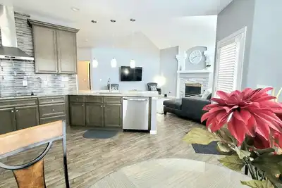 Image de Spacious 7 Bedroom Home Near Shops/Dining/Scenic Trail; Easy Access to Downtown!