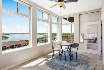 Image de Lakeview Bliss • 3 King Suites • Sunroom + Balcony