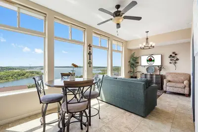 Image de Lakeview Escape • Modern 2br/2ba w/ Sunroom, Jetted Tub + Pool