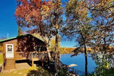 Image de Spacious and Charming Lakefront Cabin