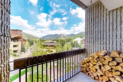 Image de Ski-In/Ski-Out, Family-Friendly Condo w/ Fireplace, Balconies, & Shared Hot Tub