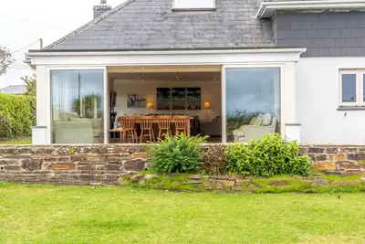 Image de Wonderful Spacious Family Home in Constantine Bay Situated on Road to Beach