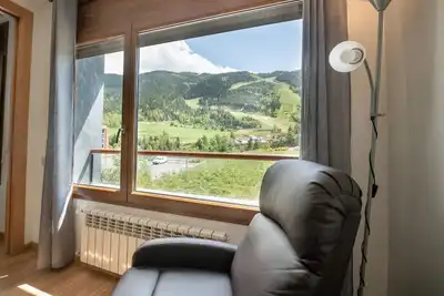 Image de Ensoleillé et entouré de montagnes