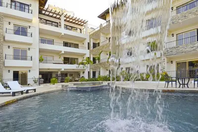Image de Top-floor family-friendly beachfront penthouse, large private rooftop jacuzzi!