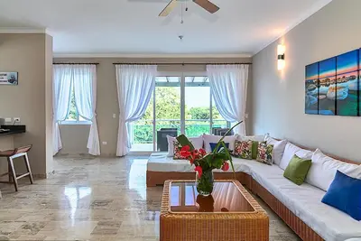 Image de Top-floor luxury beachfront penthouse, sea views, jacuzzi on terrace!