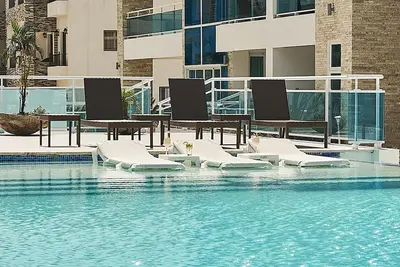 Image de Luxury 1bd apartment on secluded sandy beach, guest-friendly, pool\/jacuzzi