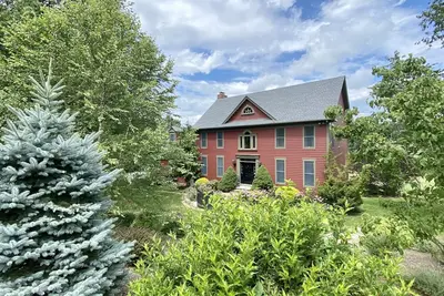 Image de Spacious Farm House on the Lake - 1 Hour from Nyc