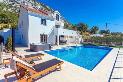 Image de Villa Flora with 53 sqm private pool, jacuzzi, sauna, Cinema room and 4 en-suite bedrooms
