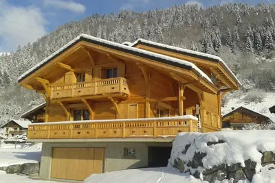 Image de Luxueux chalet moderne avec bain à remous extérieur, 5 chambres, 10 personnes.