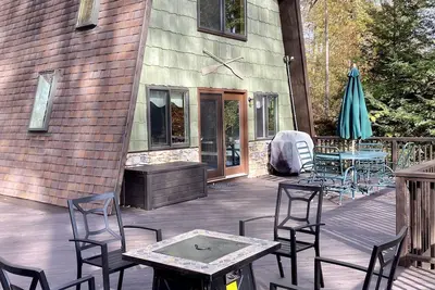 Image de Cozy lakefront cottage, close to Wisp, huge deck with views!