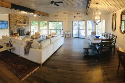 Image de Rustic charm awaits you on Monkey Island with beautiful views of Grand Lake.