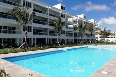 Image de Beautiful 2 bedroom unit, free wifi, pool 3 minutes walk from beach