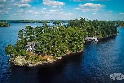 Image de Private Island on Lake Muskoka! Cottage+guest house+bunkie! Sunsets!