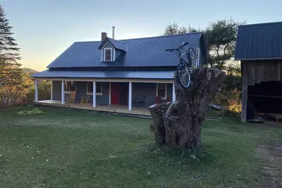 Image de Colorful Farmhouse just minutes from East Burke, Kingdom Trails and Burke Mtn