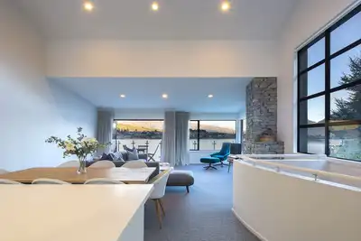 Image de Lakefront Living | Exquisite Views | 3 Bedrooms