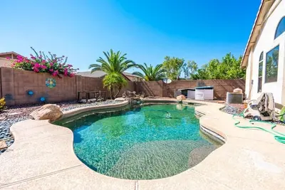 Image de Cozy house near I-10, pool heater, hot tub, Bbq