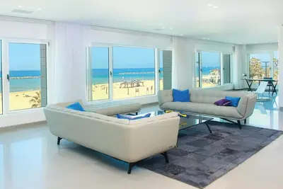 Tlv water front 5 star 500 meter Garden apartment for rent