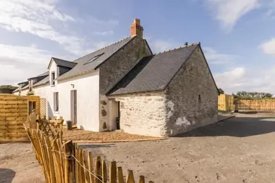 Image de Maison bretonne rénovée près de la mer avec jardin, terrasse et équipements modernes
