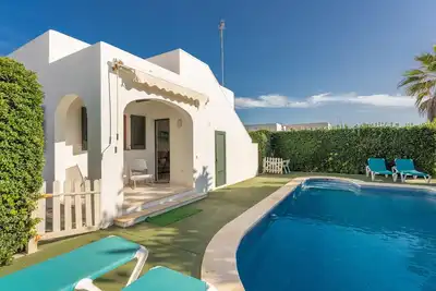 Image de Magnifique appartement de vacances \"Apartamento DelfĂn 2\" avec piscine, terrasse et connexion WiFi ; parking disponible dans la rue