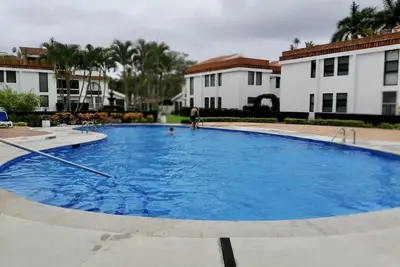 Image de Beautiful 2 bedroom condo just two blocks from the beach
