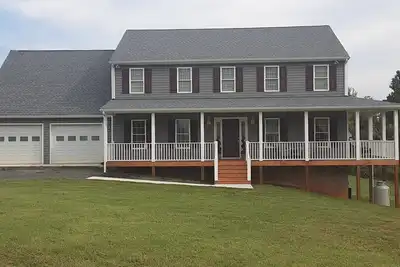 Image de Welcome Home! New luxurious home awaits - large family room w/ fireplace.