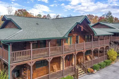 Image de Family Ties Lodge | Group Cabin w. Decks, 2 Hot Tubs, Game Room +More