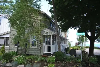 Image de Enjoy the View From this Charming Lakefront House in Private Park