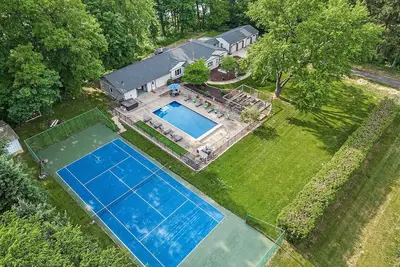 Image de On the Water, private Pool, large Hot tub, Kayaks, sleeps 16, escape to Michigan