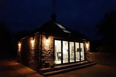 Image de School Lodge with expansive parkland views