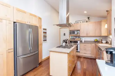 Image de Large 4 Queen beds, 2 Full Bathrooms with Rec room near Mayo Clinic