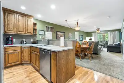 Image de 3 Bedroom, 3 Bathroom Walk-in Golf Condo with King Beds, Sunroom, and Dining Area