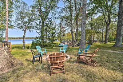 Image de Lake Livin' Cozy Cabin w/ Dock, Bar, 2 Kayaks