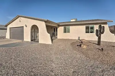 Image de 3 Mi to Water: Lake Havasu Gem w/ Fire Pit & Grill